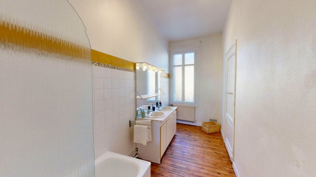 8-Bed Apartment on rue Charles Monselet