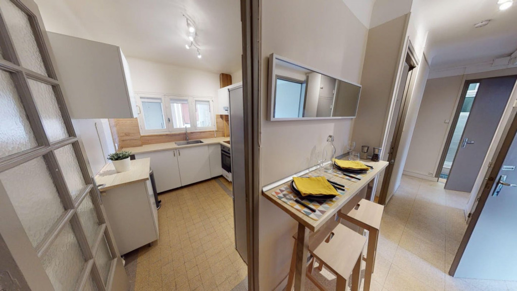 4-Bed Apartment on boulevard Lazare Carnot