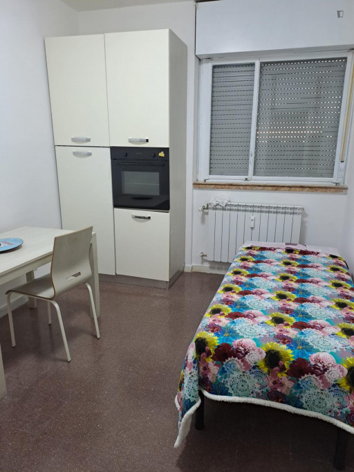 Cosy Single Bedroom near Metro Jonio - Rome - chambre - ImmoJeune