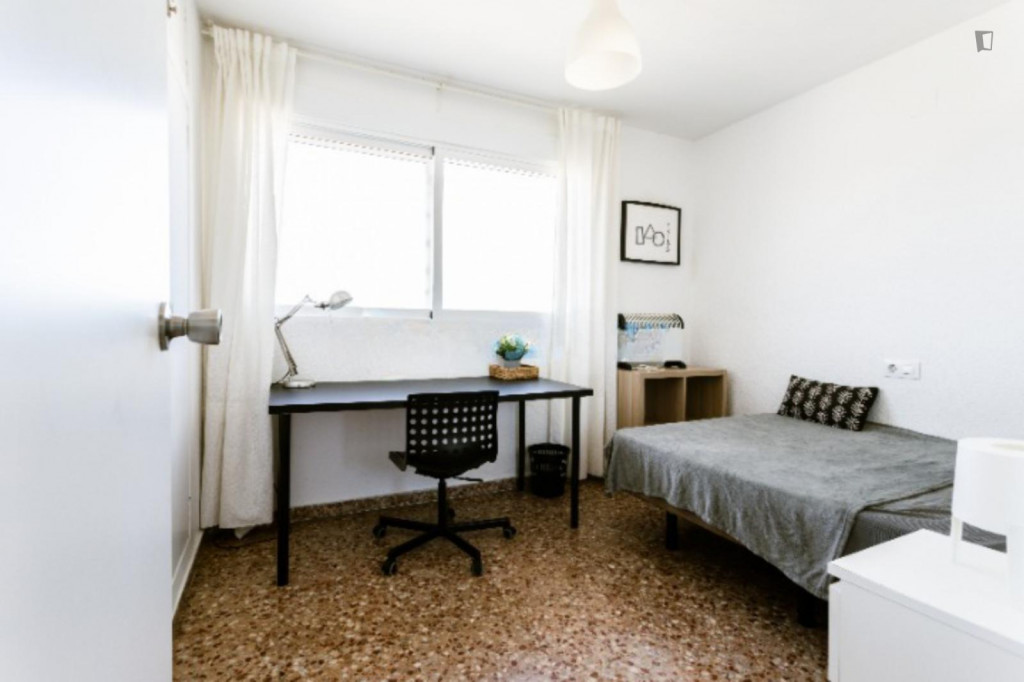 Nice single bedroom close to Amistat-Casa de Salut metro station - Valence - chambre - ImmoJeune