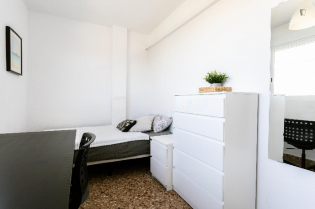Cosy single bedroom close to Amistat-Casa de Salut metro station - Valence - chambre - ImmoJeune