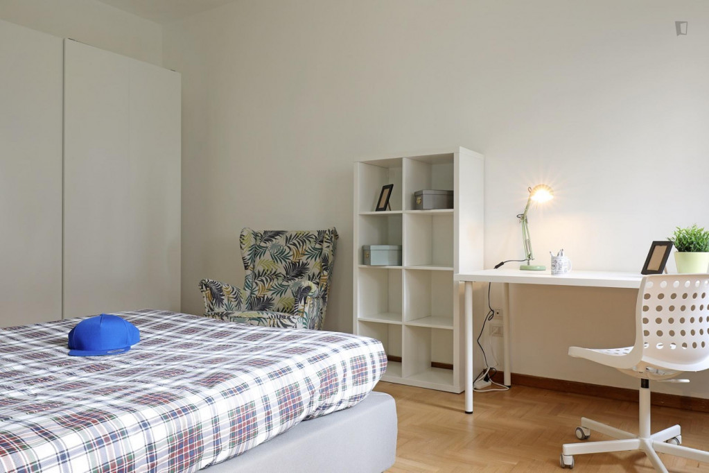 Bright double bedroom in a 5-bedroom apartment near Jonio metro station