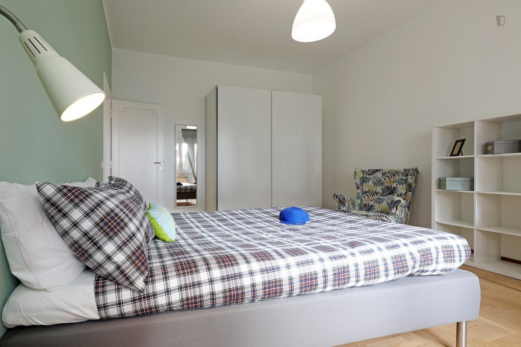 Bright double bedroom in a 5-bedroom apartment near Jonio metro station