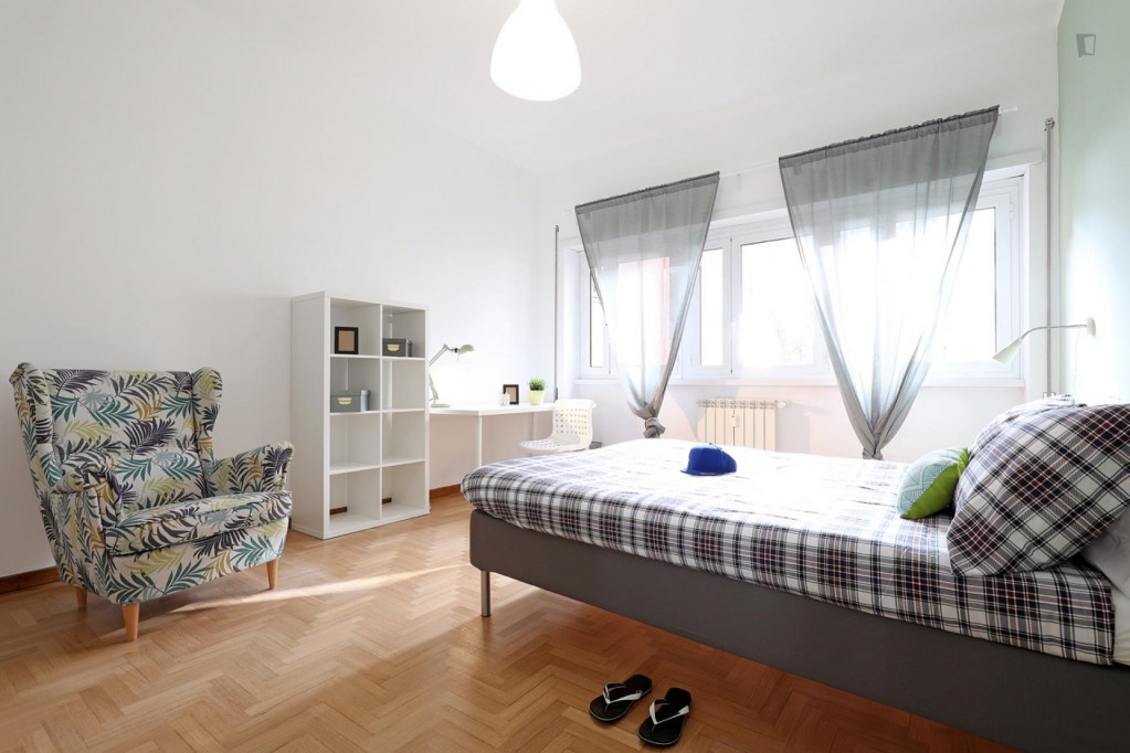 Bright double bedroom in a 5-bedroom apartment near Jonio metro station