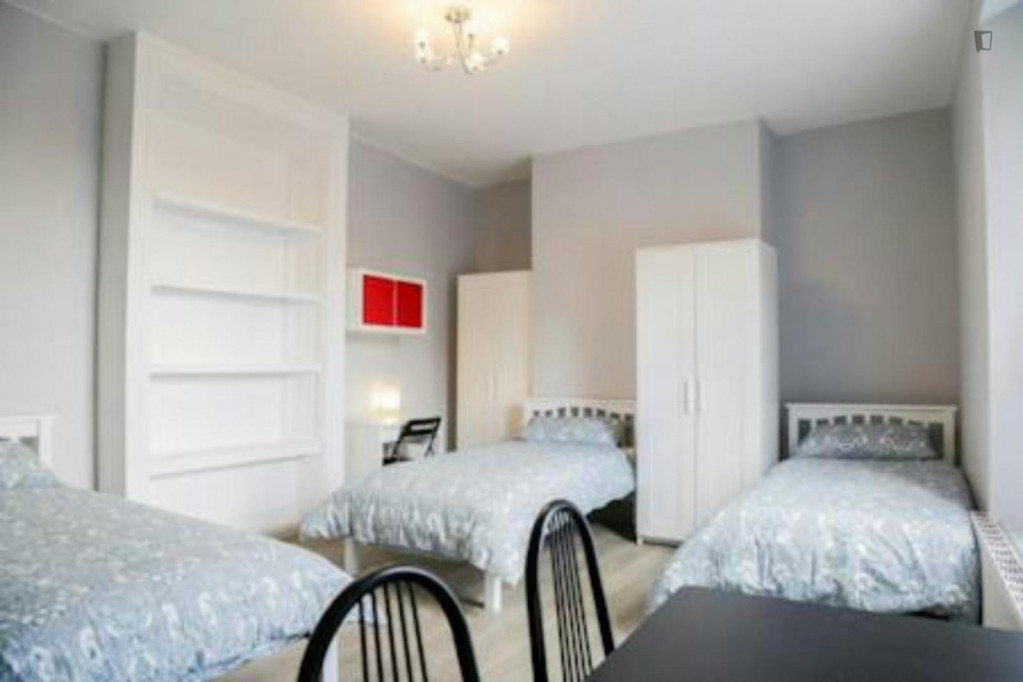 Bed in a comfy triple bedroom, in Phibsborough - Dublin - chambre - ImmoJeune