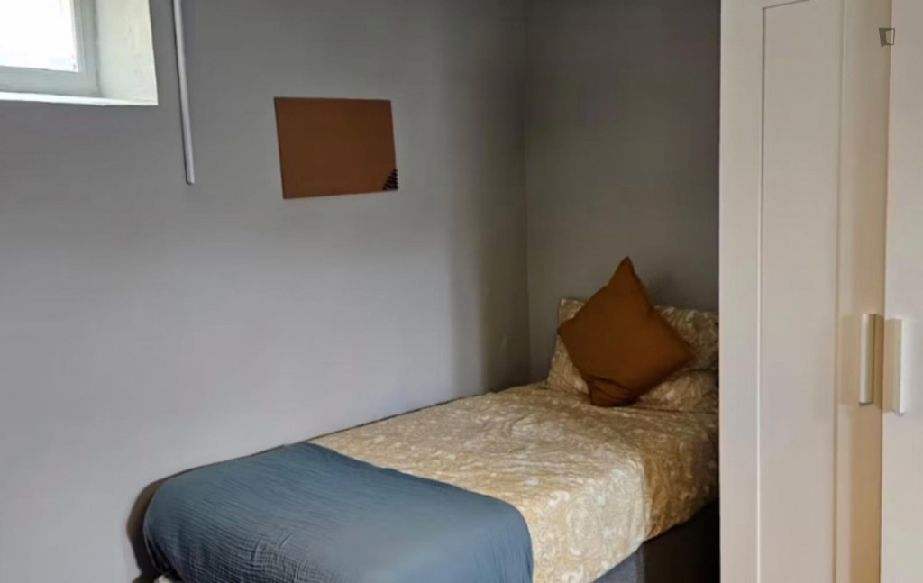 Bed in a comfy twin bedroom, near the Broadstone-University train station - Dublin - chambre - ImmoJeune