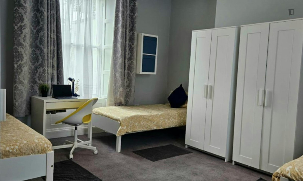 Bed in a homely triple bedroom, in Phibsborough - Dublin - chambre - ImmoJeune