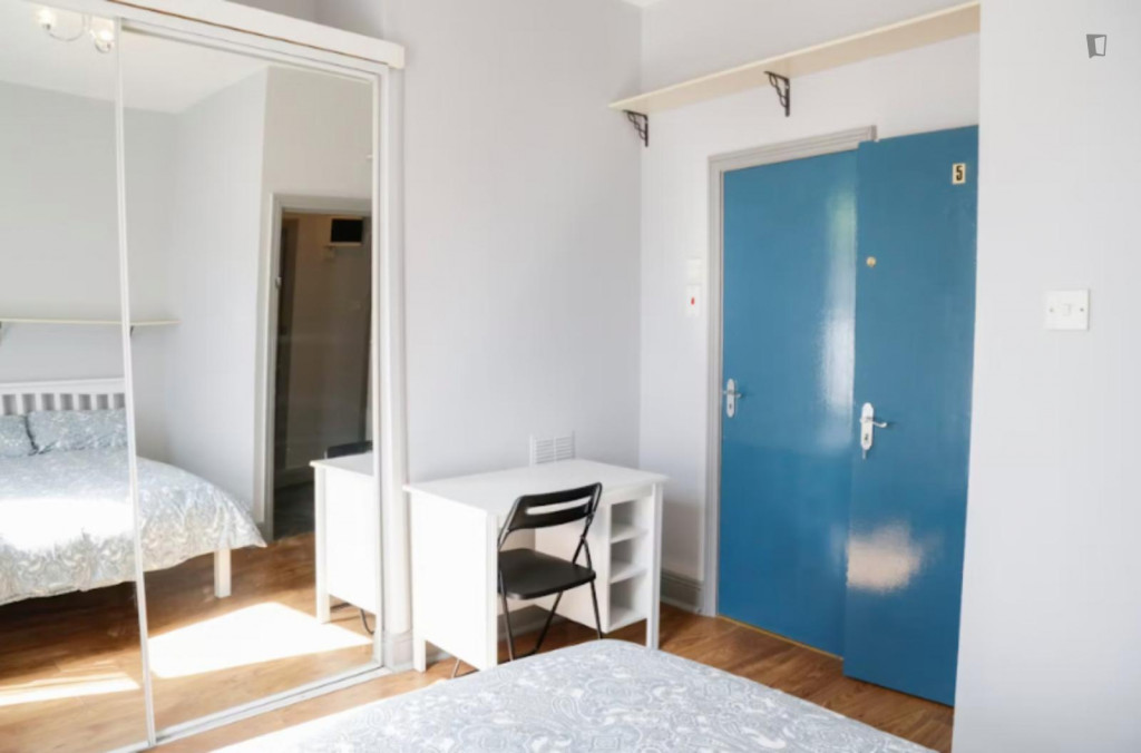 Homely double ensuite bedroom near the Broadstone-University train station - Dublin - chambre - ImmoJeune