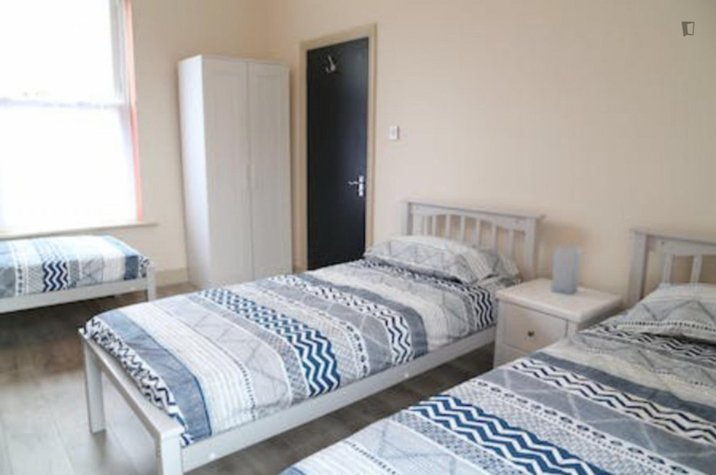 Bed in a bright triple bedroom, near the Grangegorman campus of Technological University - Dublin - chambre - ImmoJeune
