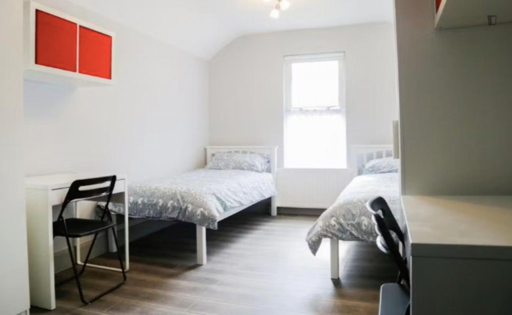 Bed in a comfy twin ensuite bedroom, in Phibsborough - Dublin - chambre - ImmoJeune