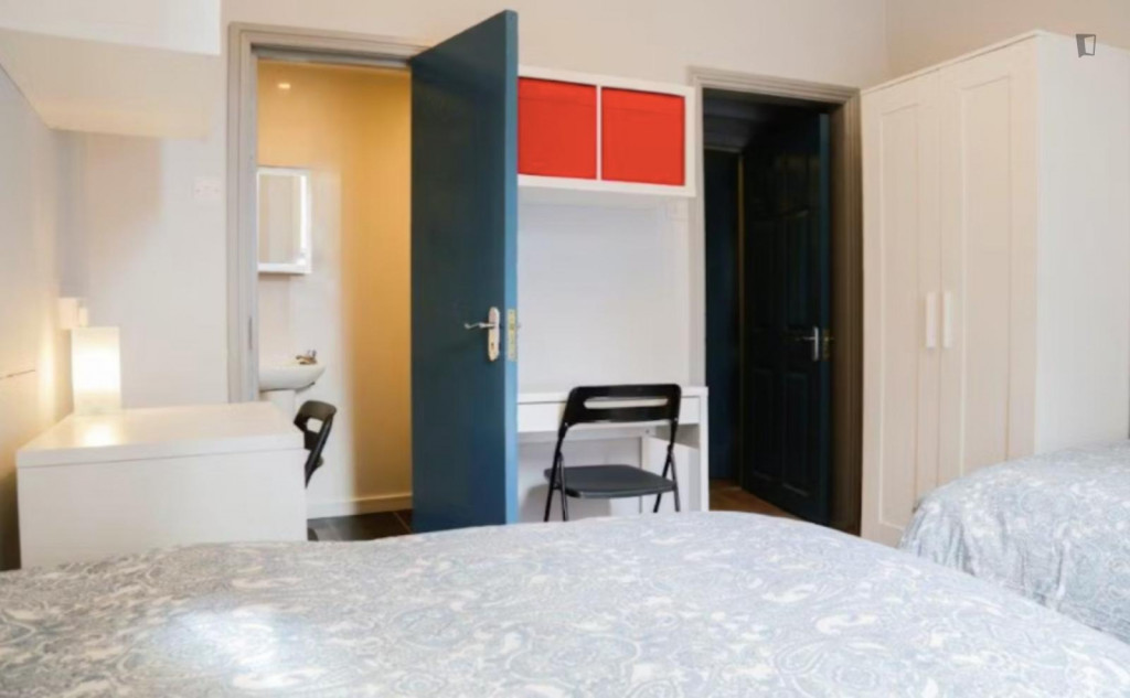 Bed in a pleasant twin ensuite bedroom, in Phibsborough - Dublin - chambre - ImmoJeune