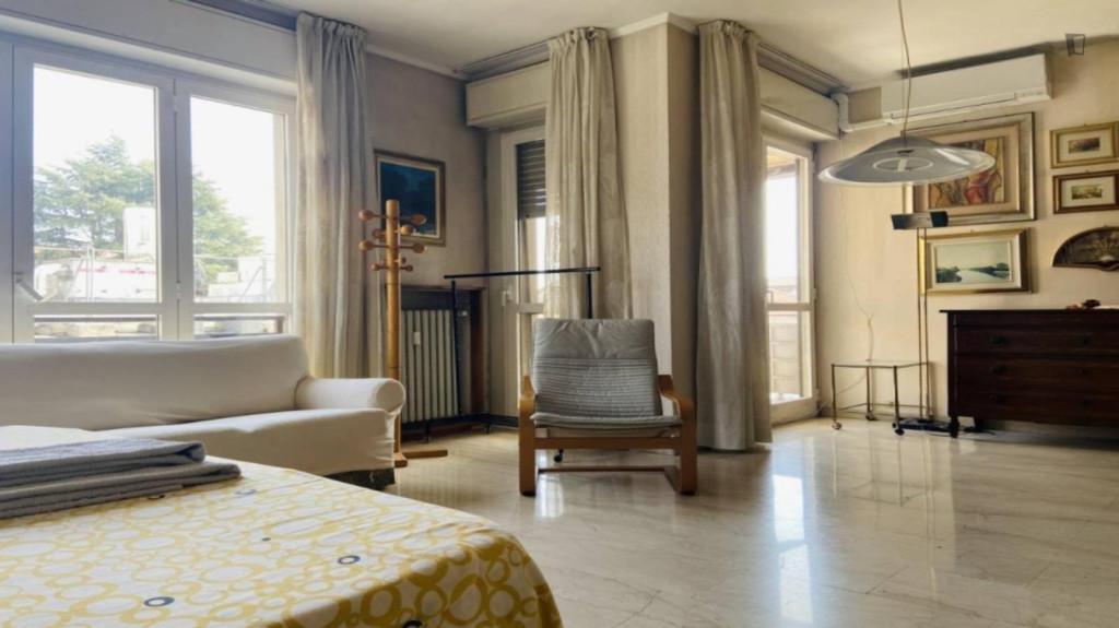 Bright Double bedroom with balcony in a 4-bedroom flat near Segneri metro station - Milan - chambre - ImmoJeune