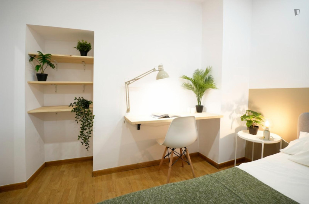 Cozy bedroom in welcoming apartment near the Liceu Metro station - Barcelone - chambre - ImmoJeune
