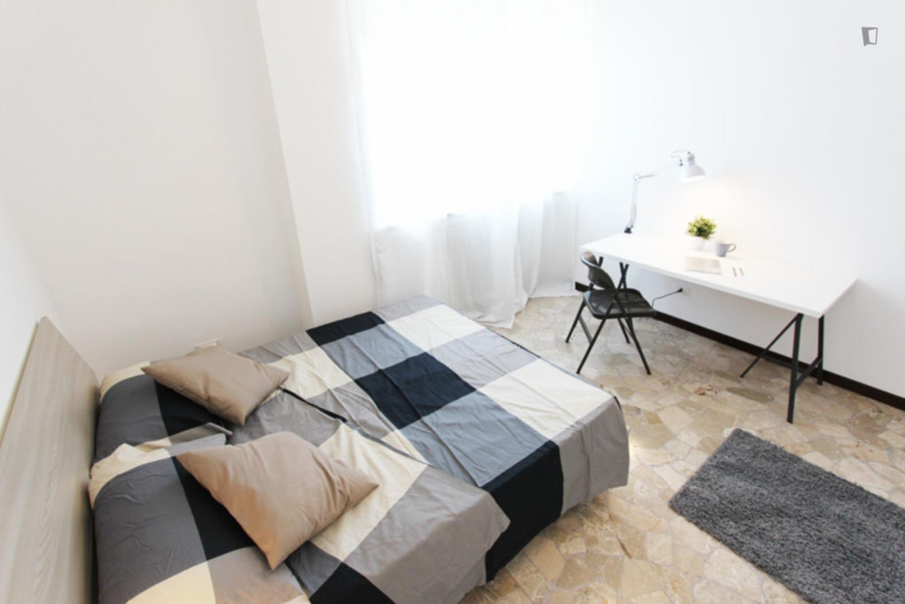 Bright double bedroom near Mestre centro A2 station - Venice - chambre - ImmoJeune