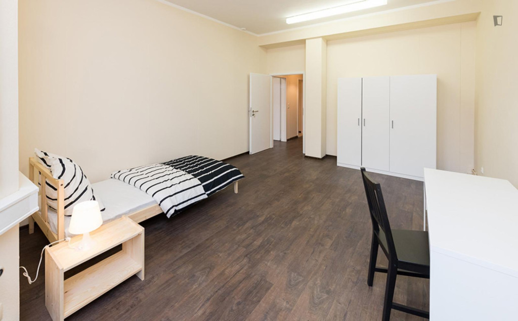 Spacious single bedroom in Pasing