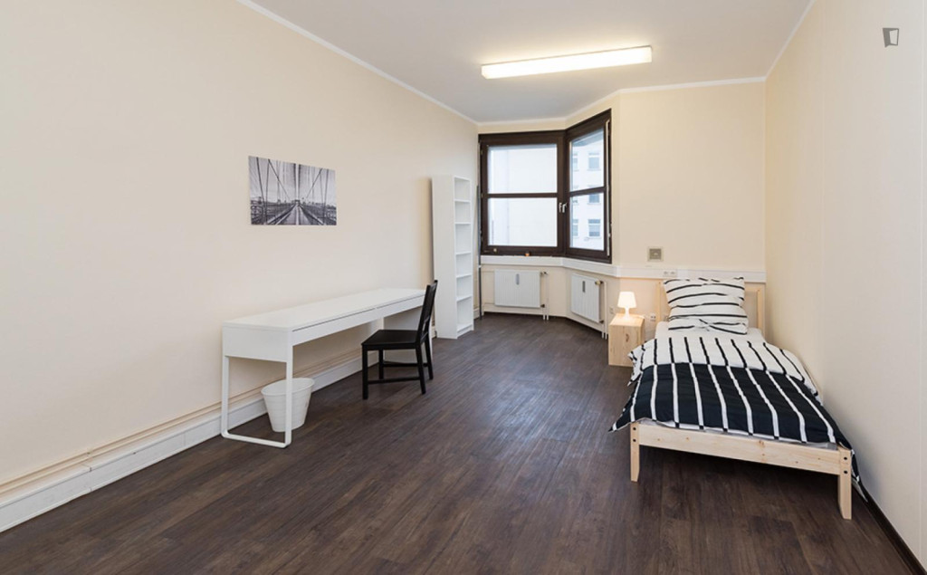 Spacious single bedroom in Pasing