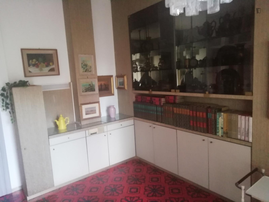 Single bedroom, with balcony, in 5-bedroom apartment