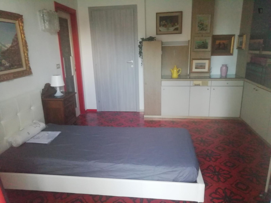 Single bedroom, with balcony, in 5-bedroom apartment