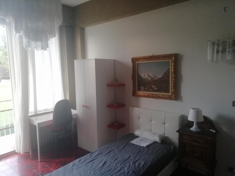 Single bedroom, with balcony, in 5-bedroom apartment