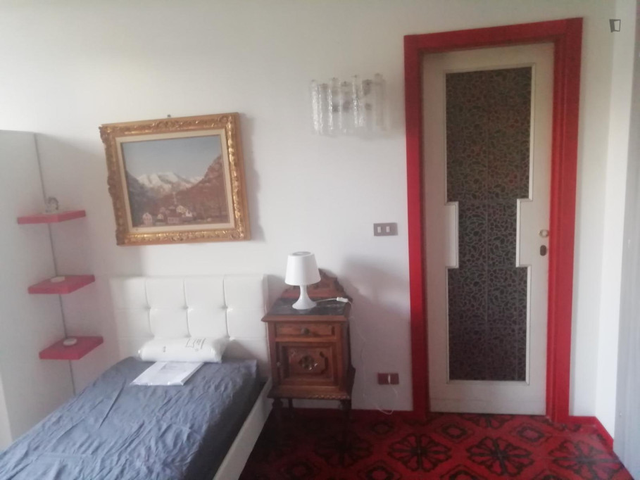 Single bedroom, with balcony, in 5-bedroom apartment