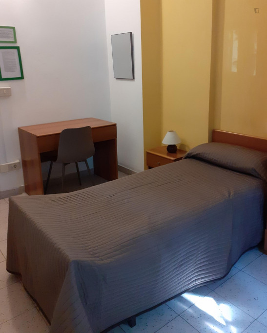 Suitable single bedroom in the vicinity of Università degli Studi di Bologna, Facoltà di Lingue e Letterature Straniere