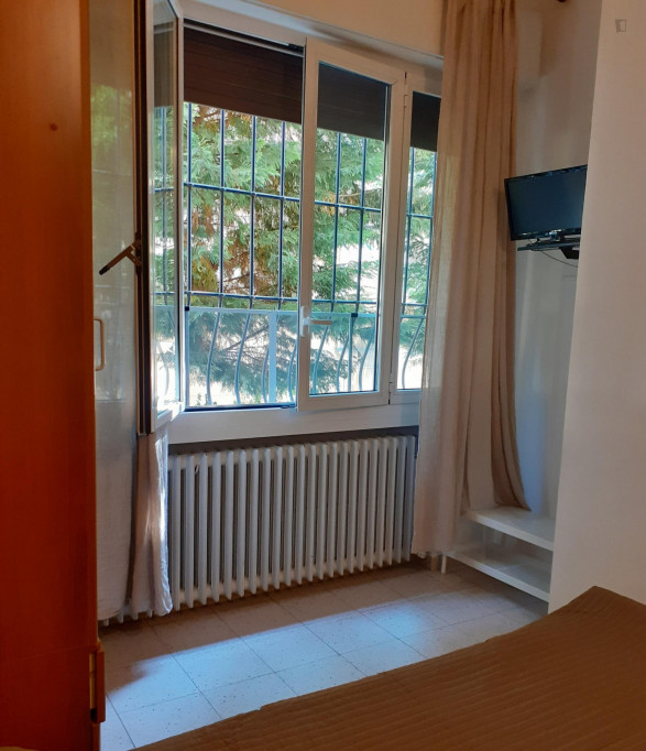 Suitable single bedroom in the vicinity of Università degli Studi di Bologna, Facoltà di Lingue e Letterature Straniere