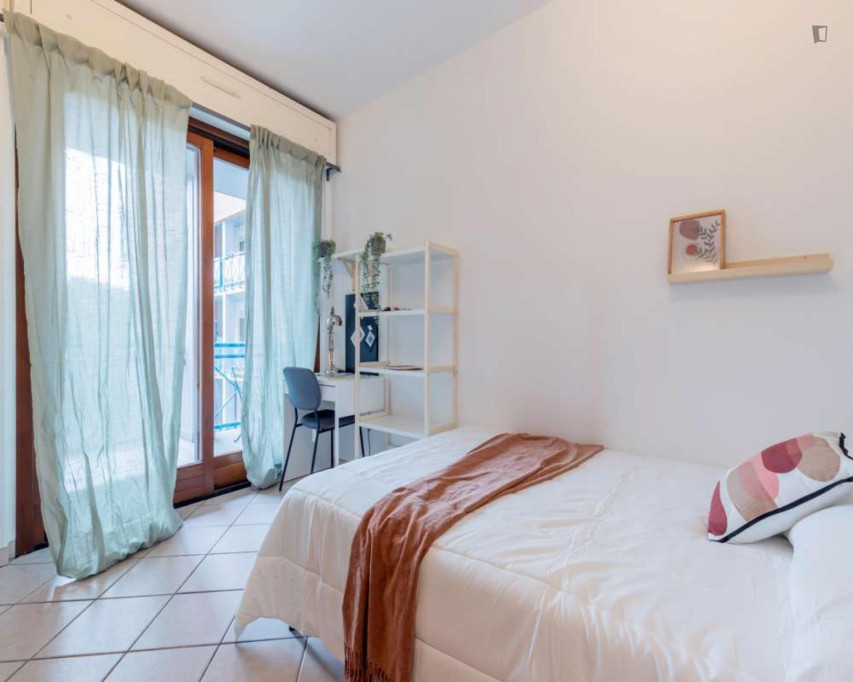 Single bedroom with a balcony, in Aurora - Turin - chambre - ImmoJeune
