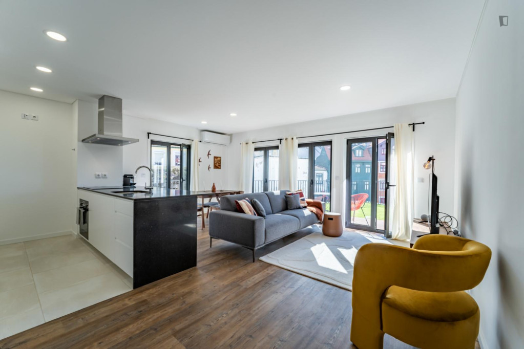Great 2-bedroom apartment, with office and large terrace, close to the river