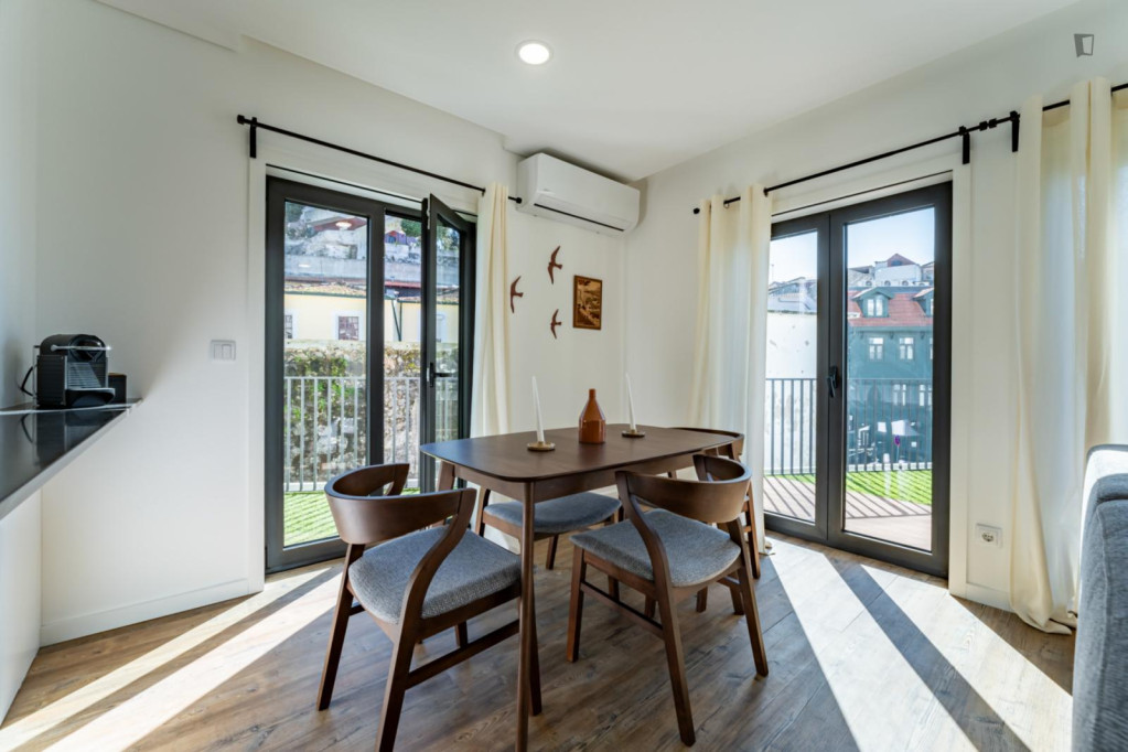 Great 2-bedroom apartment, with office and large terrace, close to the river
