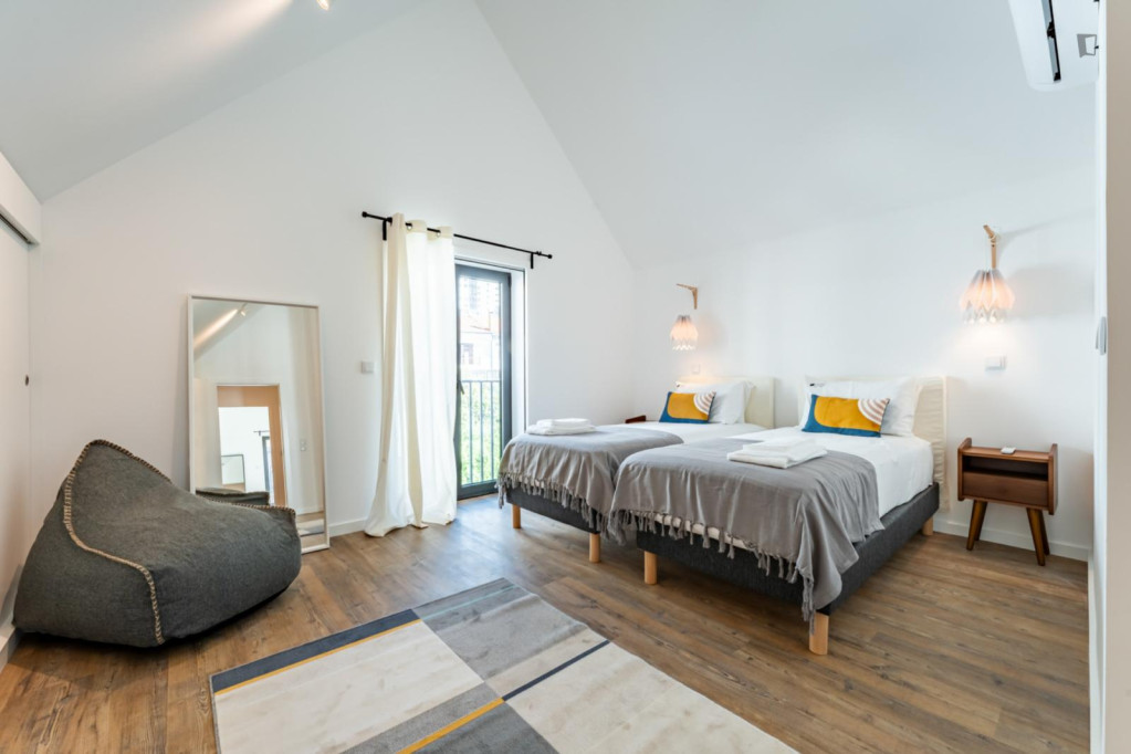 Great 2-bedroom apartment, with office and large terrace, close to the river
