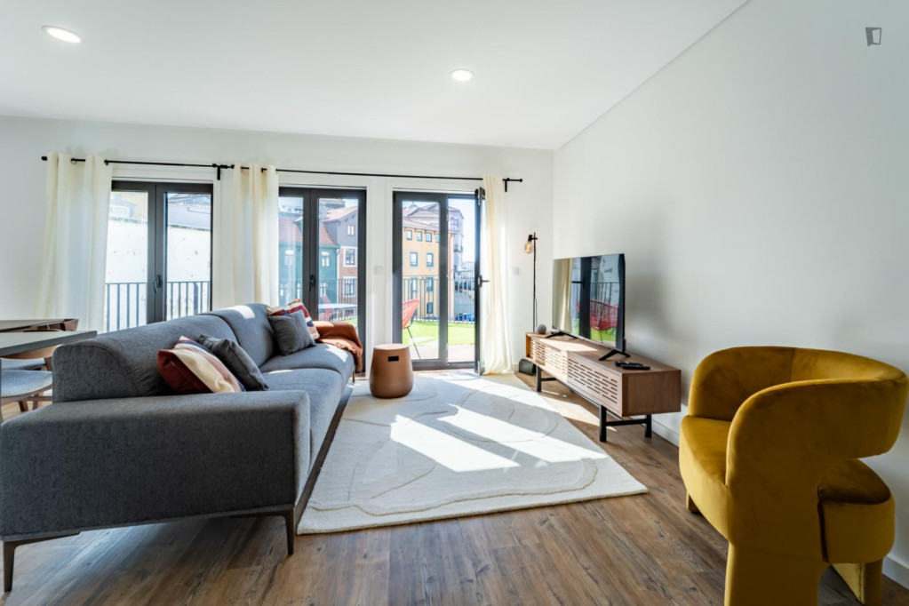 Great 2-bedroom apartment, with office and large terrace, close to the river