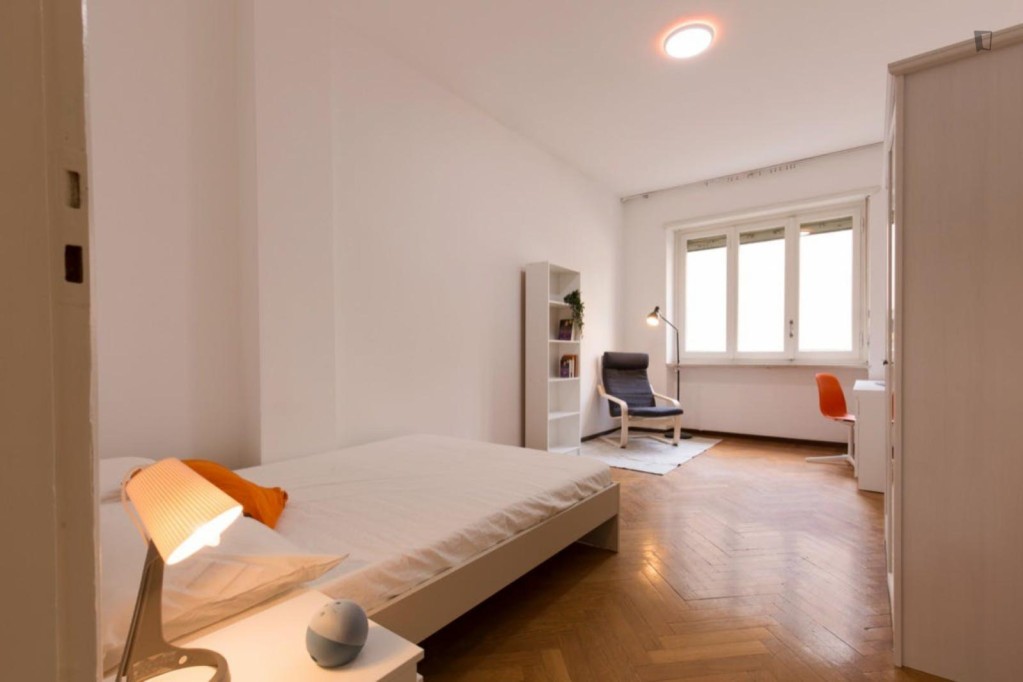 Neat single bedroom in a 5-bedroom apartment close to Mastio della Cittadella - Turin - chambre - ImmoJeune