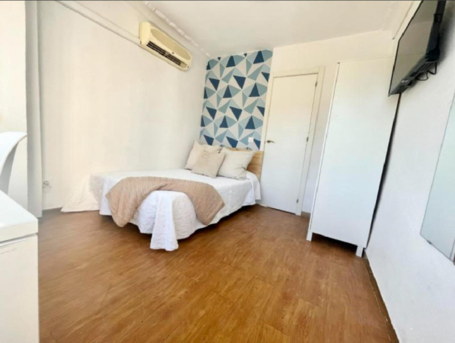 Bright Double Bedroom close to Park of the Perdigones