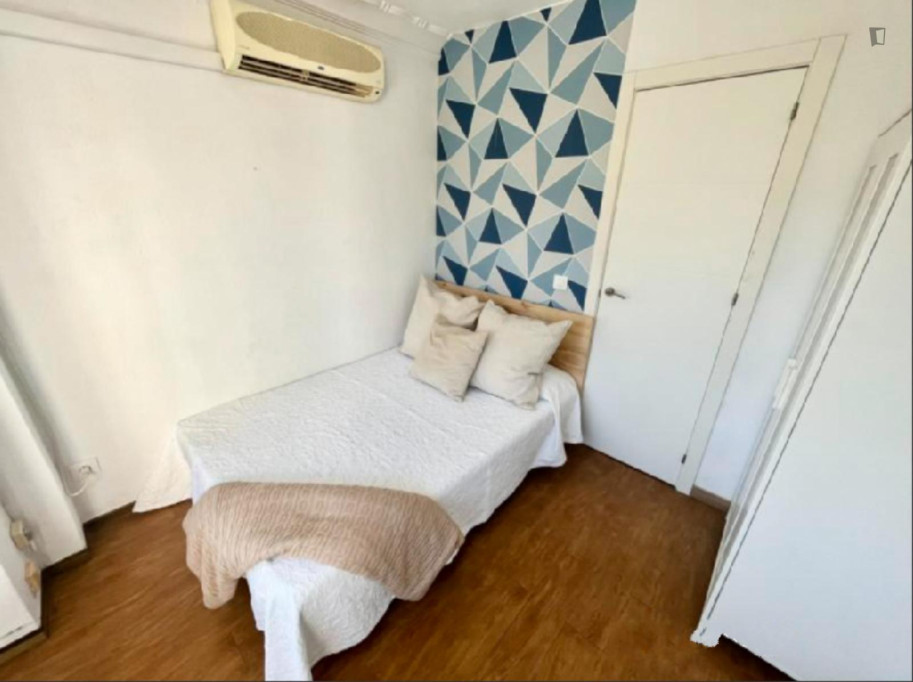 Bright Double Bedroom close to Park of the Perdigones