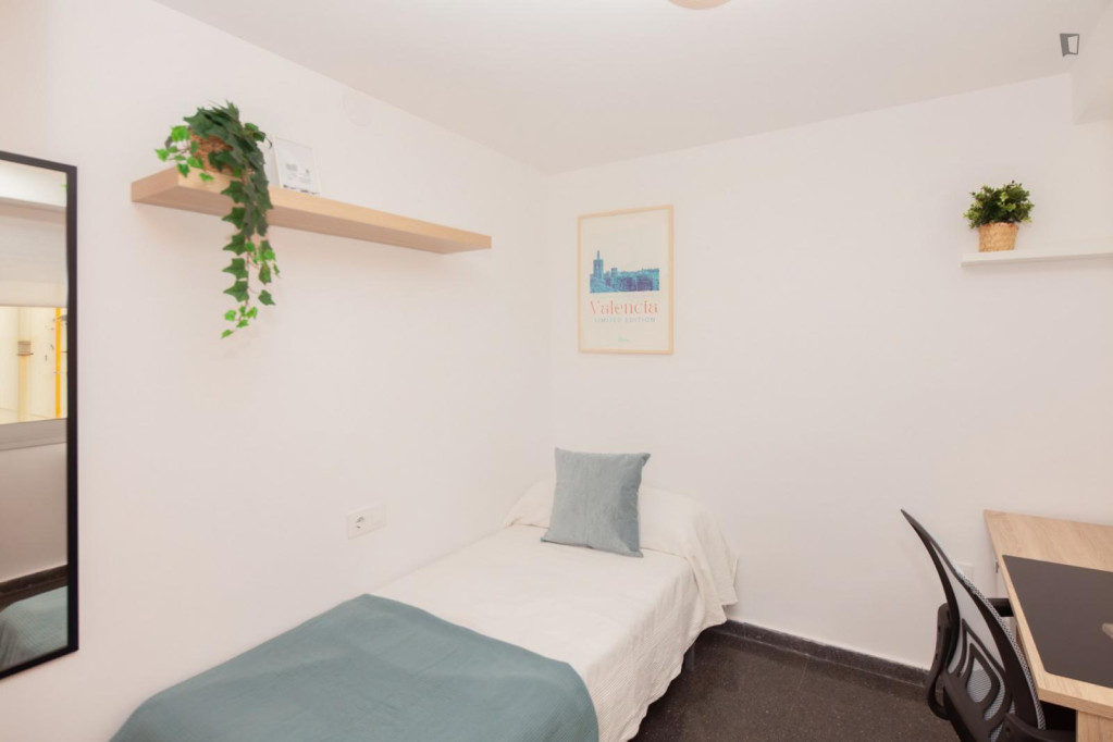 Great looking single bedroom in a property with balcony - Valence - chambre - ImmoJeune