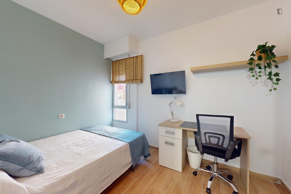 Great looking single bedroom in a property with balcony - Valence - chambre - ImmoJeune