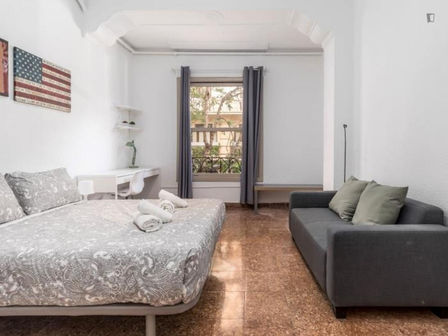 Great looking single bedroom in a property with balcony - Valence - chambre - ImmoJeune