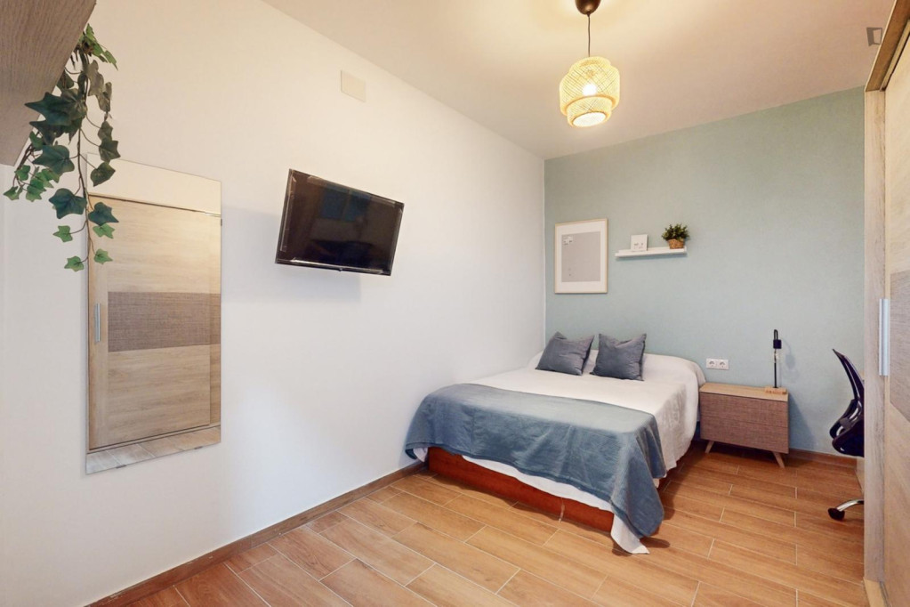 Great looking single bedroom in a property with balcony - Valence - chambre - ImmoJeune