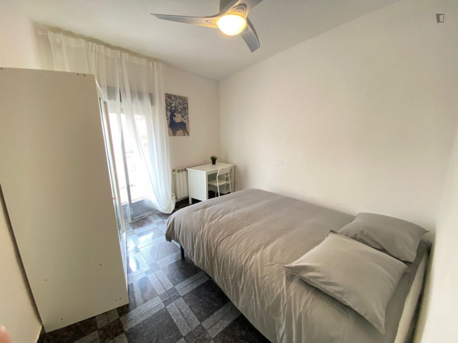 Attractive single bedroom with balcony - Madrid - chambre - ImmoJeune