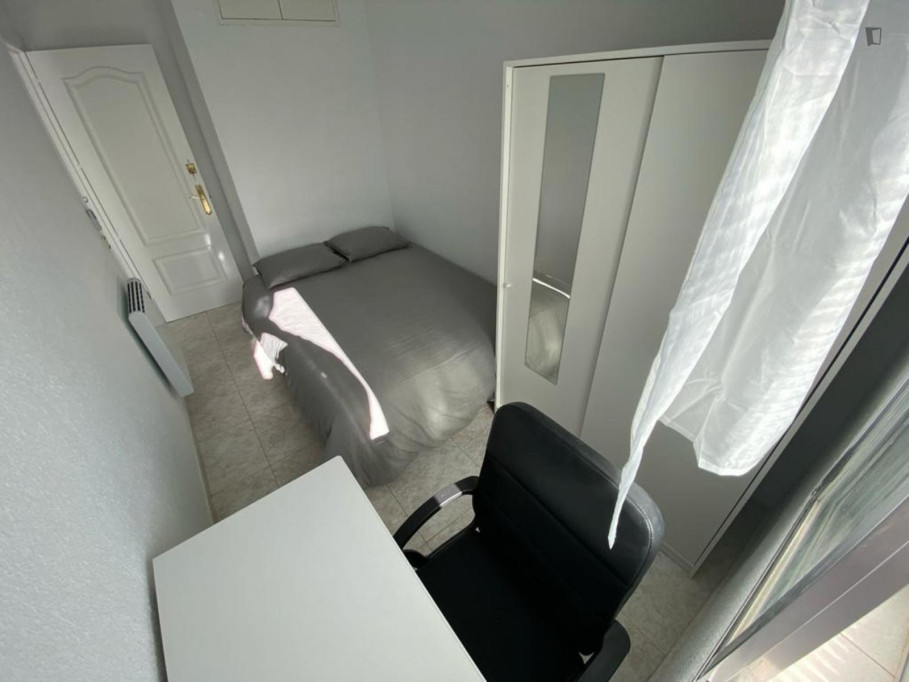 Great looking single bedroom in a property with balcony - Madrid - chambre - ImmoJeune