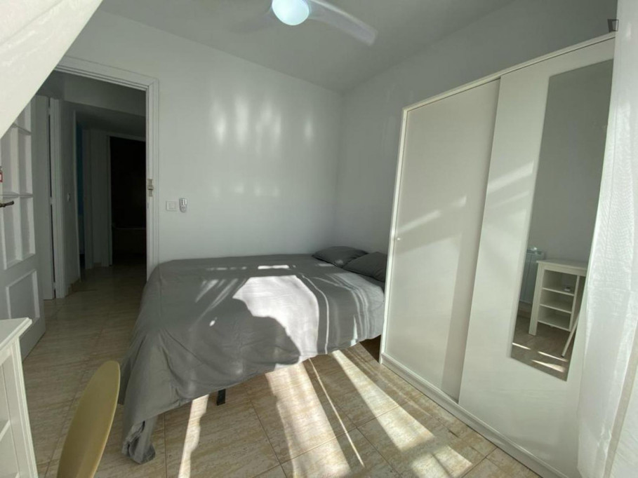 Appealing single bedroom with balcony - Madrid - chambre - ImmoJeune