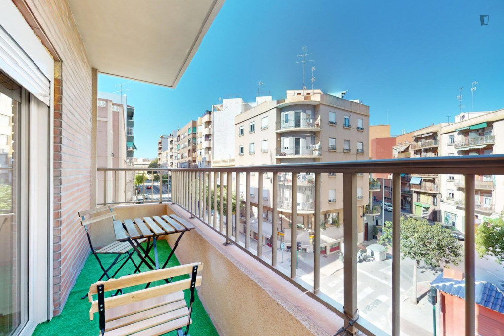 Attractive single bedroom with balcony - Alicante - chambre - ImmoJeune