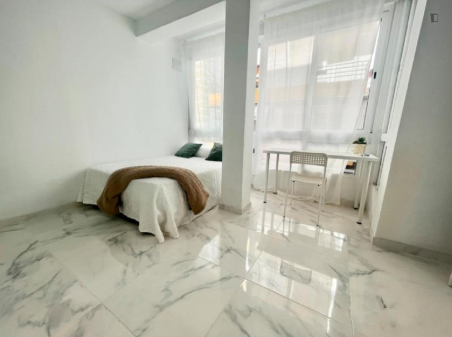 Delightfully Double Bedroom close to Park of the Perdigones - Séville - chambre - ImmoJeune