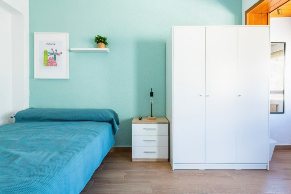 Great looking single bedroom with balcony - Castello de la Plana - chambre - ImmoJeune