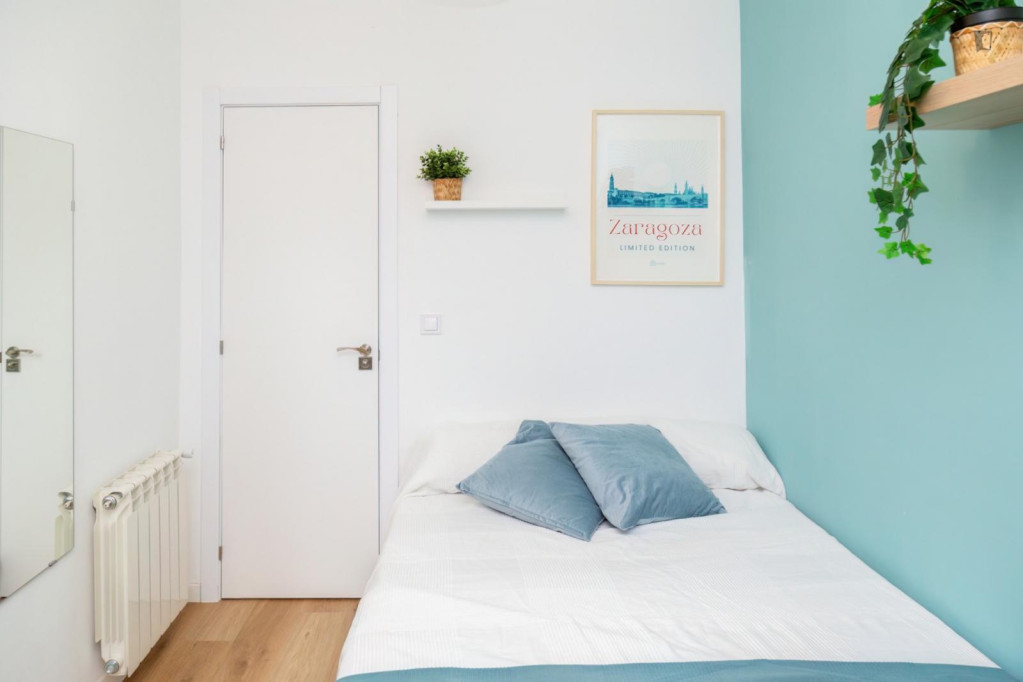 Cozy single bedroom
