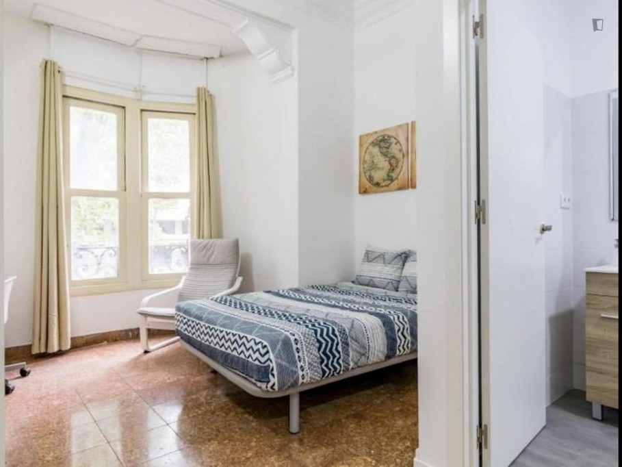 Large Great looking single bedroom in a property with balcony - Valence - chambre - ImmoJeune