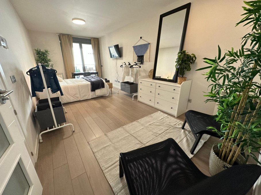 Very nice double bedroom in Lavapiés- Embajadores - Madrid - chambre - ImmoJeune