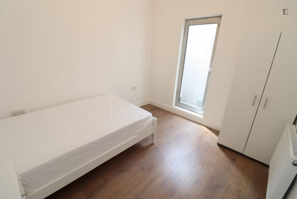 Welcoming double bedroom just a few minutes walk from the Colliers Wood Tube - London - chambre - ImmoJeune