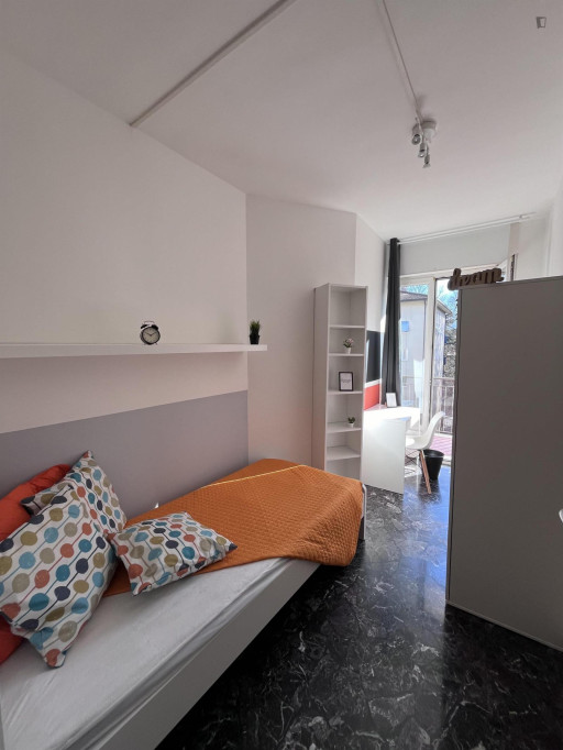 Airy single bedroom with a balcony, near the Santa Chiara train station - Trento - chambre - ImmoJeune