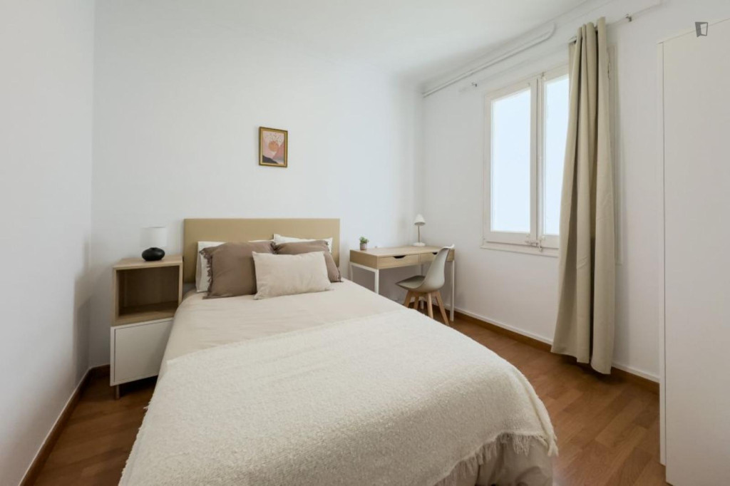 Very nice double bedroom near the Sants Estació metro - Barcelone - chambre - ImmoJeune